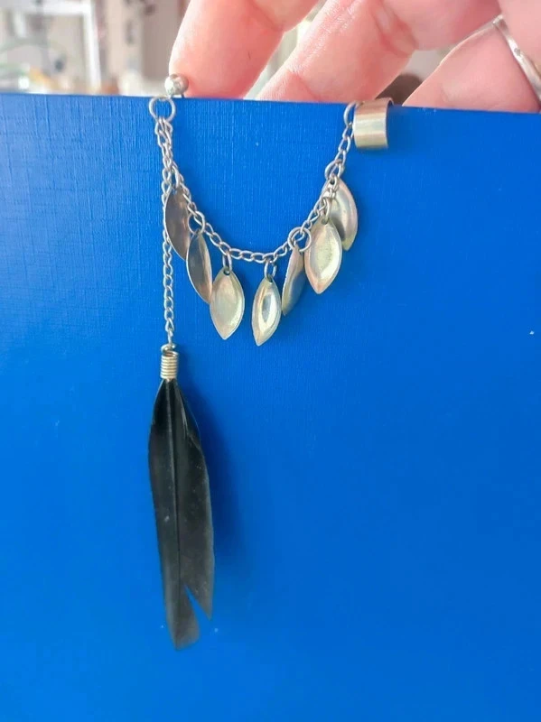Brand new silver buckle and black feather – photo 3
